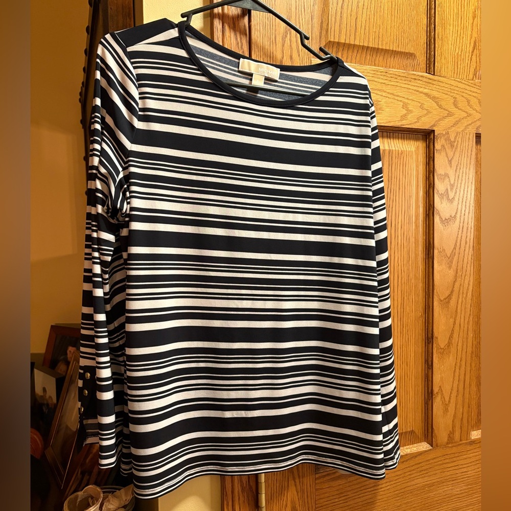Michael Kors women’s XL. Beautiful button sleeve detail. Poly stretch fabric.